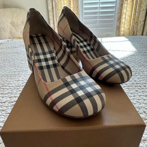 Burberry Pumps Brand New! - Picture 1 of 6